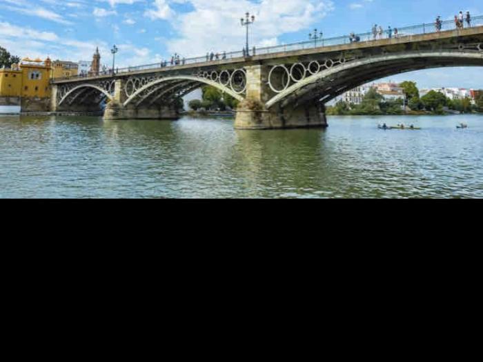 Junto A La Calle Betis: El Corazon De Triana Севилья Экстерьер фото
